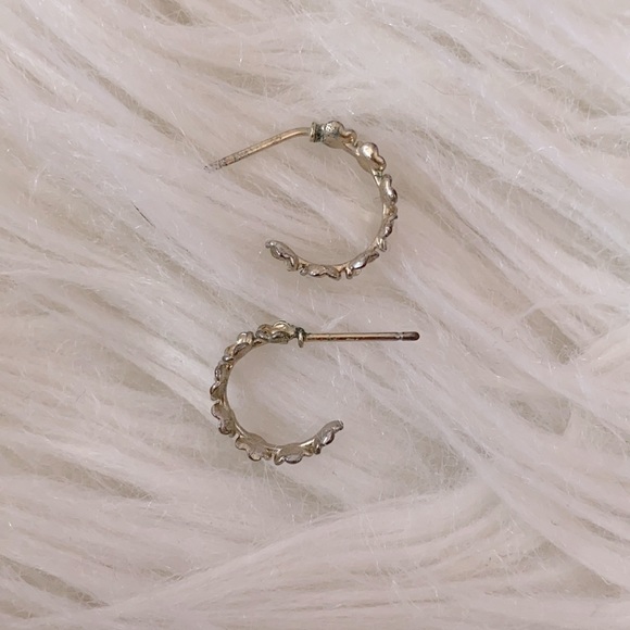Brandy Melville Jewelry - dainty flower brandy melville earrings
